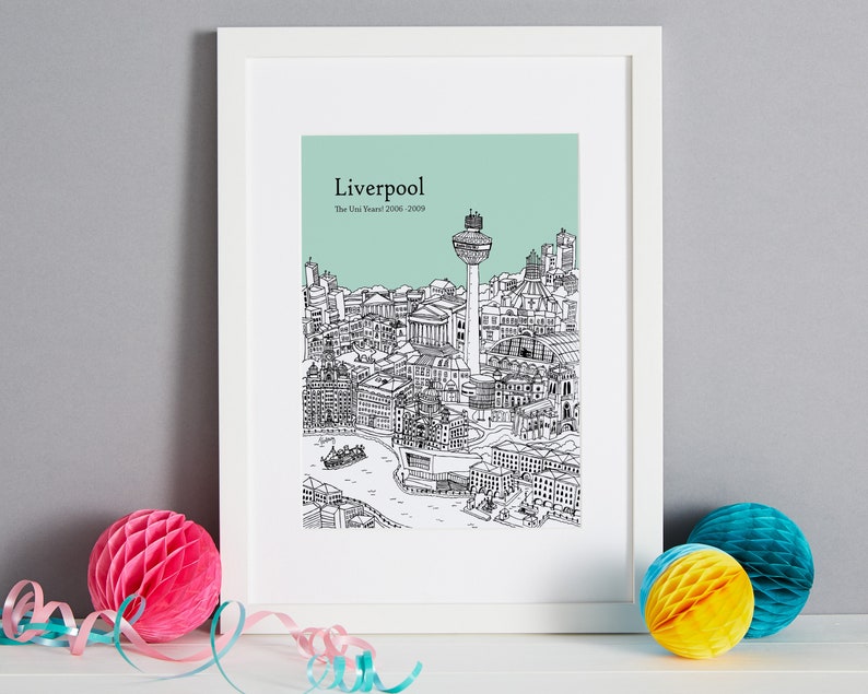 Op de afbeelding: Een zwart-witte illustratie van de skyline van Liverpool, met daarop het Liver Building, het Royal Liver Building en de Radio City Tower. De illustratie is geplaatst tegen een lichtgroene achtergrond en bevat de tekst "Liverpool" en "The Uni Years 2006-2009".