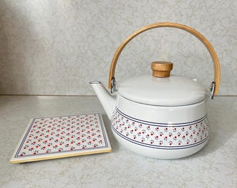 Vintage NOS 1980s M. Kamenstein Enamel Teapot + Trivet Set - White Enamel Tea Kettle w/ Wood Handle Tiny Red & Blue Flowers w/ Matching Tile