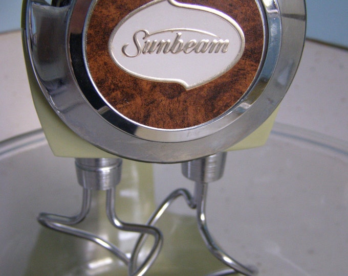 GREEN MACHINE. Vintage Sunbeam Mixmaster MIXER With 2 Fire King Bowls