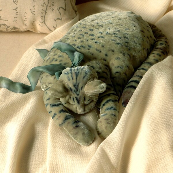 A Blue-Green Velvet Cat