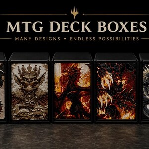 Op de afbeelding: Vijf zwarte, rechthoekige deckboxen voor ruilkaarten, elk voorzien van een unieke fantasy-illustratie op het voorpaneel. De tekst MTG DECK BOXES MANY DESIGNS ENDLESS POSSIBILITIES staat in het wit boven de boxen op een zwarte achtergrond.