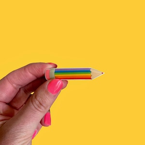 Distintivo più grande della matita arcobaleno