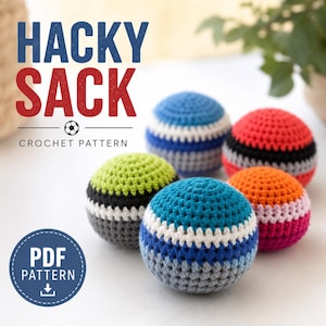 Op de afbeelding: Vijf bolvormige gehaakte hacky sacks in diverse kleurcombinaties waaronder blauw, groen, rood, oranje en grijs. De tekst HACKY SACK CROCHET PATTERN en PDF PATTERN is zichtbaar. Elke bal heeft horizontale strepen in verschillende kleuren garen.
