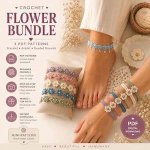 Könnte beinhalten: Ein digitales PDF-Musterpaket für gehäkelten Blumenschmuck, einschließlich Anleitungen für ein Armband, ein Fußkettchen und ein Perlenarmband. Der Text lautet CROCHET FLOWER BUNDLE, 3 PDF PATTERNS und MINIIPATTERN. Das Bild zeigt mehrere fertige gehäkelte Blumenarmbänder und ein Fußkettchen in verschiedenen Farben wie Blau, Rosa, Weiß und Grün, mit kleinen goldfarbenen Perlen in der Mitte jeder Blume.