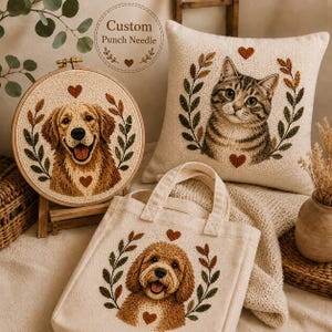 Op de afbeelding: Een collectie punch needle items waaronder een ronde borduurring met een golden retriever, een vierkant kussen met een cyperse kat en een canvas tas met een doodle-hond, allemaal versierd met hart- en bladmotieven.
