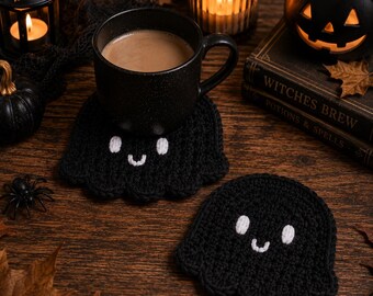 Wzór na szydełkową podstawkę w kształcie ducha w formacie PDF, wzór na podstawkę na Halloween, szydełkowy kubek z motywem ducha, dekoracje na Halloween, wzór na szydełkową podstawkę dla początkujących