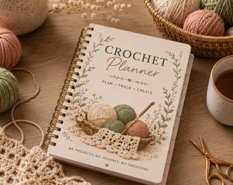 Könnte beinhalten: Ein spiralgebundener Häkelplaner mit cremefarbenem Einband, floralem Rand, Illustrationen von Garnknäueln in einem Korb sowie dem Text "CROCHET Planner PLAN • TRACK • CREATE" und "MY PROJECTS, MY JOURNEY, MY CREATIONS" in Dunkelgrün und Braun.