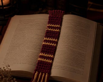 Wzór na szydełkową zakładkę do książki „Szkoła Czarodziejów” w formacie PDF | Samouczek wykonania magicznego separatora w kolorze czerwonym i złotym | Fantastyczny prezent DIY