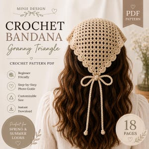 Pode incluir: Uma bandana de crochê bege com padrão de triângulo granny, apresentando uma borda festonada e dois laços longos com pontas com nós. O texto diz: MINII DESIGN, CROCHET BANDANA, Granny Triangle, CROCHET PATTERN PDF, 18 PAGES.