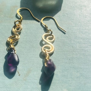 Hammered spiral gold earrings with purple fluorite image 1