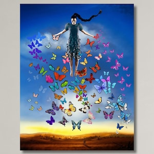 Peut inclure: Une grande impression sur toile verticale représente une scène surréaliste d'une figure flottant au milieu d'un essaim de papillons colorés sur fond de ciel bleu. Les papillons sont de différentes couleurs, dont le rose, le bleu, le jaune et l'orange. L'arrière-plan montre un coucher de soleil sur un paysage.