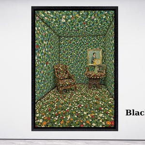 Op de afbeelding: Een zwartgelijste kunstdruk die een kamer met bloemenbehang, vloeren en meubels afbeeldt. De kamer bevat een stoel, een kleine tafel en een ingelijst portret. De tekst "Black Framed" is zichtbaar aan de rechterkant van de lijst.