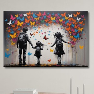 Peut inclure: Une peinture représentant une famille de trois personnes marchant dos au spectateur, se tenant la main. Ils sont entourés d'un essaim coloré de papillons. La peinture est réalisée dans un style graffiti sur un fond gris.