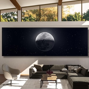以下が含まれることがあります： 暗い夜空に、満月が大きく輝いています。月にはいくつかの星が輝いており、左側から光が当たって三日月形になっています。