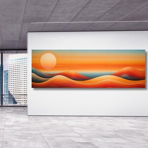 Puede incluir: Un cuadro panorámico que muestra un paisaje estilizado con colinas onduladas y superpuestas en tonos naranja, rojo y azul. Un gran sol circular pálido se sitúa en el horizonte sobre un cielo degradado de tonos naranja suave y azul claro.