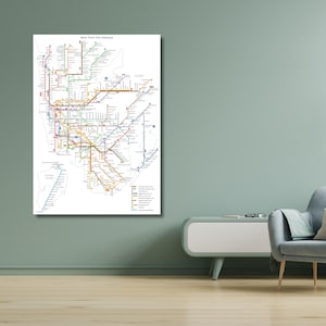 Può includere: Una stampa artistica da parete rettangolare verticale che mostra una mappa dettagliata della metropolitana di New York su sfondo bianco. La mappa visualizza varie linee di transito colorate, indicatori di stazione ed etichette di testo.