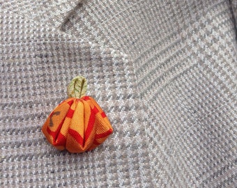Pumpkin Lapel Pins Men Women Lapel Pin Flower Pumpkin Orange Boutonniere Boyfriend Gift For Men Silk Kanzashi Brooch Halloween Custom