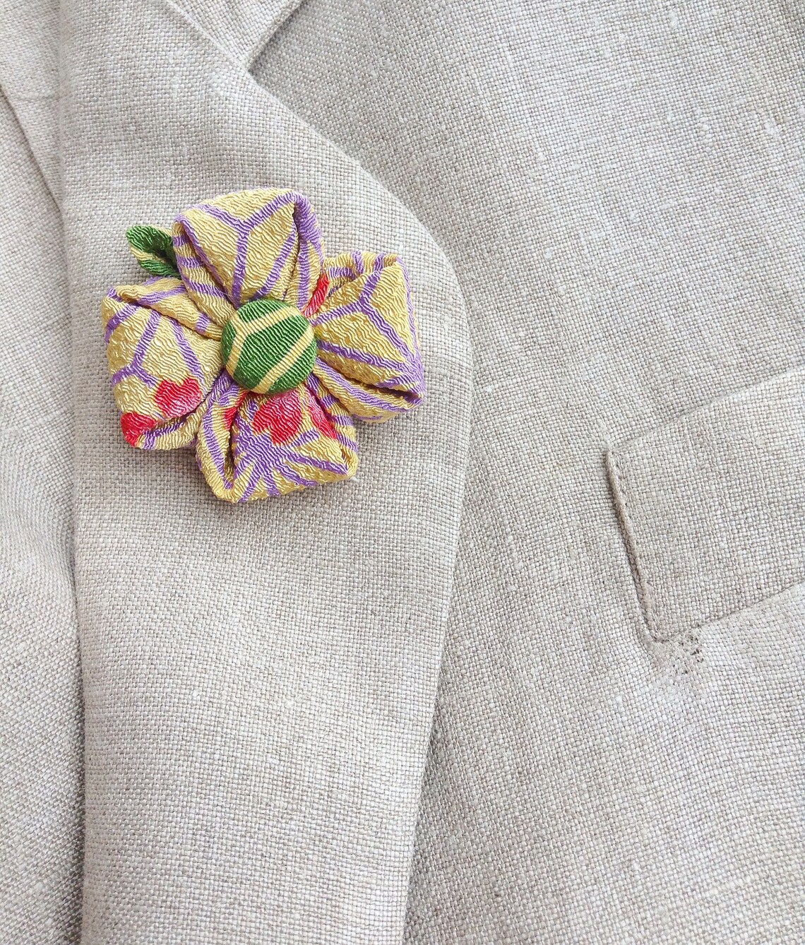 Men's Flower Maroon Lapel Pin