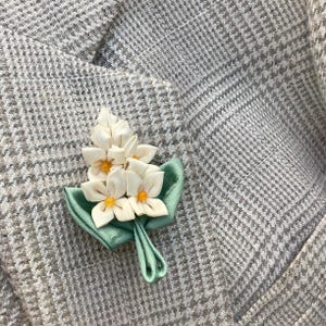 White Flower Lapel Pins Men Philadelphus Mock Orange Honeysuckle Rose Silk Kanzashi Brooch Wedding Boutonniere