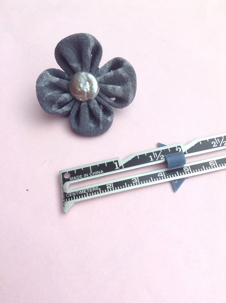 Men's Flower Gray Lapel Pin