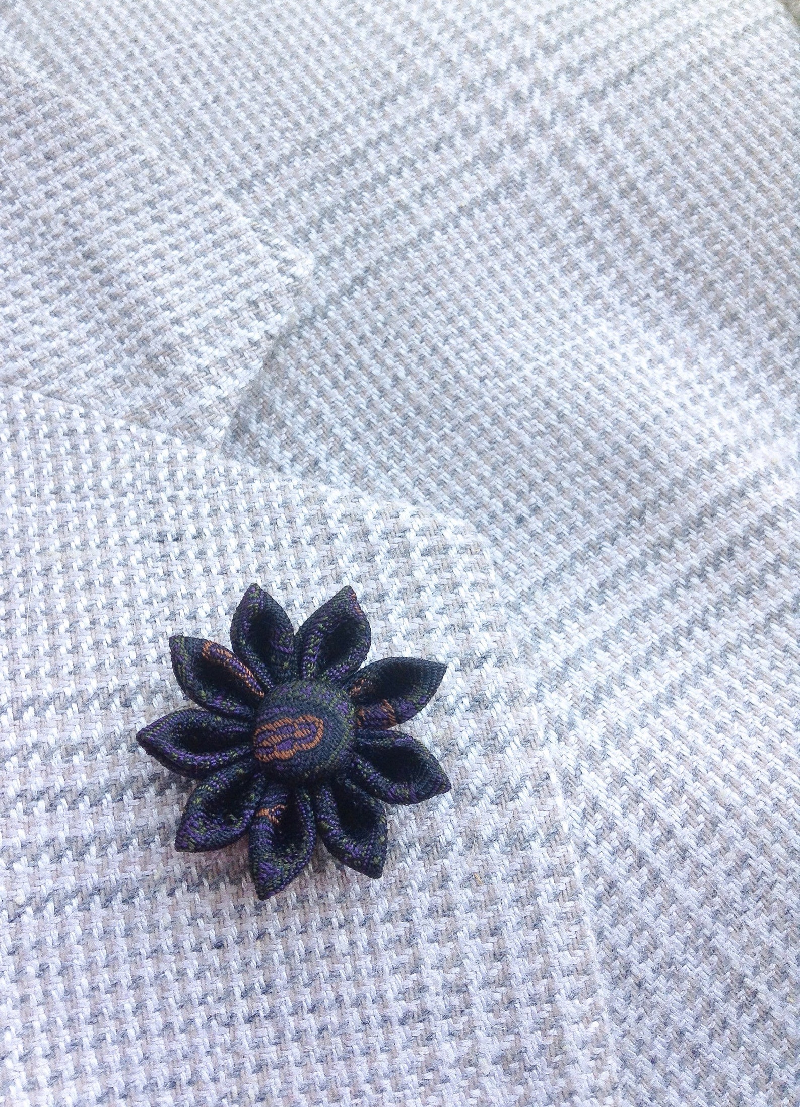 Men's Flower Gray Lapel Pin main image 0