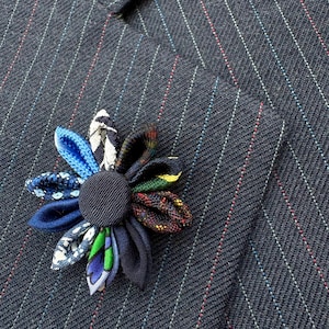 Marineblaue Ansteckblume für Herren | Kanzashi-Brosche | Seidenboutonnière | Maßgefertigte Anzugnadeln
