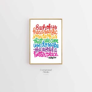 Puede incluir: Un estampado enmarcado con borde dorado presenta una cita colorida: «Cada uno de nosotros tiene una magia dentro que podemos usar para hacer del mundo un lugar mejor». Firmado «Marley Dias».