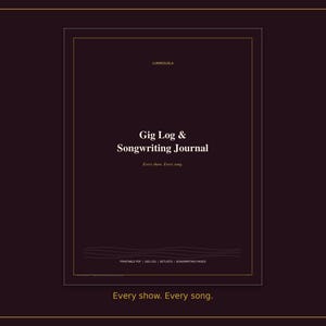 Könnte beinhalten: Ein dunkelviolettes, rechteckiges Journal-Cover mit einem dünnen goldenen Rand. Der Text lautet Gig Log & Songwriting Journal, Every show. Every song. sowie PRINTABLE PDF | GIG LOG | SETLISTS | SONGWRITING PAGES. Der Markenname LUMINOUSLA steht oben.