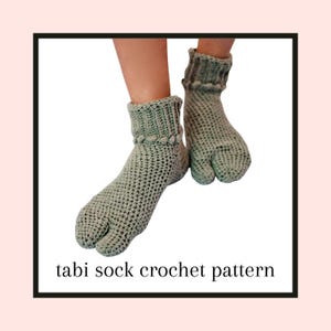 Op de afbeelding: Een paar lichtgroene tabi-sokken, gehaakt met een split-teenontwerp. De sokken hebben een gestructureerd steekpatroon en een geribbelde manchet. De tekst "tabi sock crochet pattern" wordt onderaan de afbeelding weergegeven.