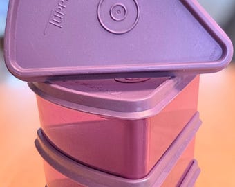 Tupperware 4 Behälter mit Deckeln Lila Pflaumenkuchen-Scheibenhalter mit Deckeln Kühlschrank Lebensmittel Aufbewahrungssatz ein Mittagessen Abendessen