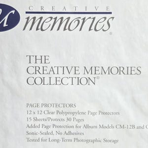 Könnte beinhalten: Weißes Papier mit dem Text "CREATIVE memories" und "THE CREATIVE MEMORIES COLLECTION®". Der Text beschreibt Seitenschutzhüllen, einschließlich Größe, Material und Eigenschaften wie Ultraschallversiegelung und Langzeitlagerung.
