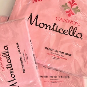 Puede incluir: Juego de sábanas rosas Cannon Monticello, que incluye una sábana encimera, una sábana bajera ajustable y dos fundas de almohada. El embalaje indica "No-Iron" y las dimensiones de las fundas de almohada: 107 cm x 91 cm.