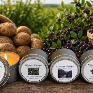 Pu&ograve; includere: Quattro barattoli rotondi in metallo argentato di candele Kittredge in cera di soia 100% pura. Un barattolo &egrave; aperto con uno stoppino acceso, tre sono chiusi con etichette che mostrano Idaho Potatoes, State Tree: Western White Pine, Hell's Canyon e Priest Lake Huckleberries.