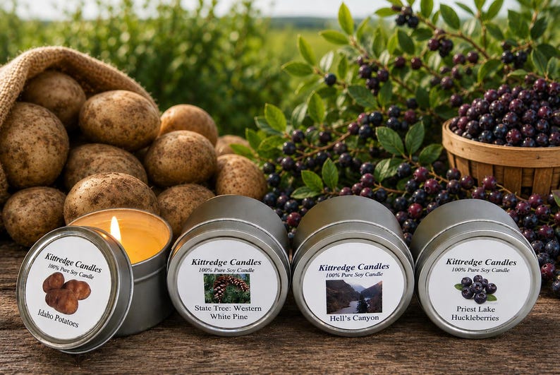 Pu&ograve; includere: Quattro barattoli rotondi in metallo argentato di candele Kittredge in cera di soia 100% pura. Un barattolo &egrave; aperto con uno stoppino acceso, tre sono chiusi con etichette che mostrano Idaho Potatoes, State Tree: Western White Pine, Hell's Canyon e Priest Lake Huckleberries.