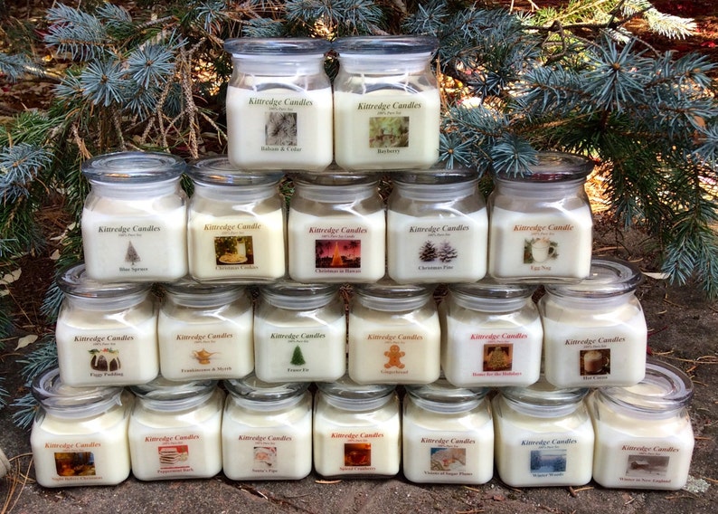 Pode incluir: Uma pir&acirc;mide de 18 velas em jarro de vidro com tampas brancas. Cada vela tem uma imagem diferente na frente, incluindo uma &aacute;rvore de Natal, um homem de gengibre e uma pinha. As velas s&atilde;o etiquetadas como "Kittredge Candles".