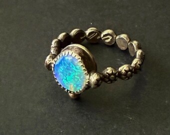 Anillo Ocean Vibes de plata de ley con gema de ópalo de cristal Lightning Ridge australiano de 1,1 ct y detalles en oro de 14k, banda Forget-Me-Not, talla 7