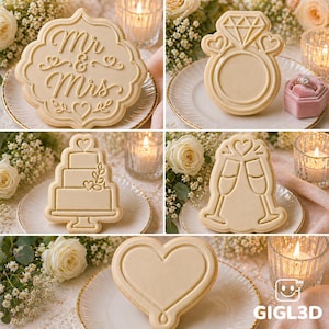 Puede incluir: Una colección de galletas de color beige con diseños temáticos de boda. Las galletas incluyen formas como un anillo, un pastel, copas de champán, un corazón y una galleta con las palabras "Mr & Mrs". Las galletas están sobre platos blancos con bordes dorados, rodeadas de flores y velas.
