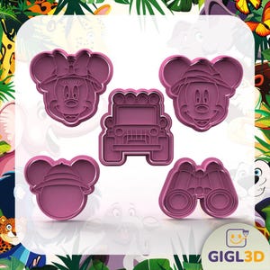 Puede incluir: Cinco cortadores de galletas morados de varias formas. Se incluyen Mickey y Minnie Mouse, un jeep de safari, binoculares y Mickey Mouse con un sombrero de safari. Los cortadores de galletas están dispuestos sobre un fondo blanco con un borde temático de la jungla.