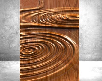 Könnte beinhalten: Ein rechteckiges Holzpaneel mit einem geschnitzten Design aus konzentrischen Kreisen, das an Wasserwellen erinnert. Das Holz hat einen warmen, rötlich-braunen Farbton, und die geschnitzten Details erzeugen Schatten, die den dreidimensionalen Effekt verstärken.