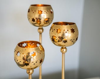 Candelabros vintage de latón perforado con tres estrellas de filigrana