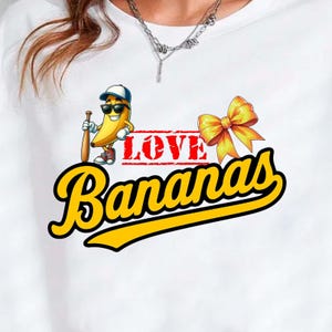 Liebe Bananen PNG Clipart | Lustige Bananen-Baseball-Karikatur-Sublimation | Süßer Obst Charakter mit Schleife | Retro Schrift Design | Transparenten BG