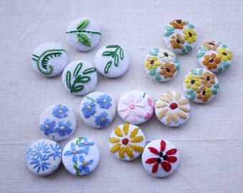 Hand embroidered flower buttons, vintage embroidery 22mm, 7/8 inch, one button