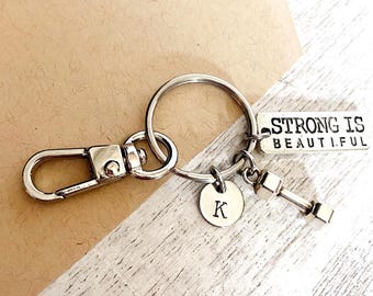 Llavero con mancuernas "Strong Is Beautiful", dije con inicial personalizado