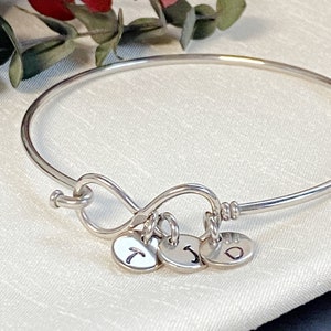 Infinity-armband Gepersonaliseerde infinity-armband Initiaalarmband Aangepaste sieraden Moederarmband Kinderinitialen armband Bangle