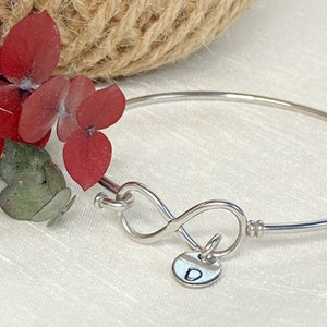 Infinity-armband Gepersonaliseerde infinity-armband Initiaalarmband Aangepaste sieraden Moederarmband Kinderinitialen armband Bangle