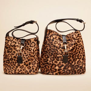 Handgefertigte Schultertasche aus Kalbsfell in Leoparden Optik