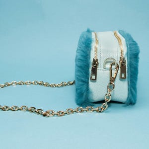 Handgefertigte Schafwolltasche, Designer-Stil Tasche, Echtleder Tasche, Crossbody-Tasche mit Messingkette, Schaffelltasche, Luxushandtasche Bild 7