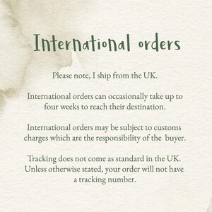 Puede incluir: Fondo color crema con el texto "International orders" en verde oscuro, con una fuente manuscrita. Texto adicional debajo proporciona informaci&oacute;n sobre env&iacute;os internacionales, incluidos posibles cargos de aduana y seguimiento.