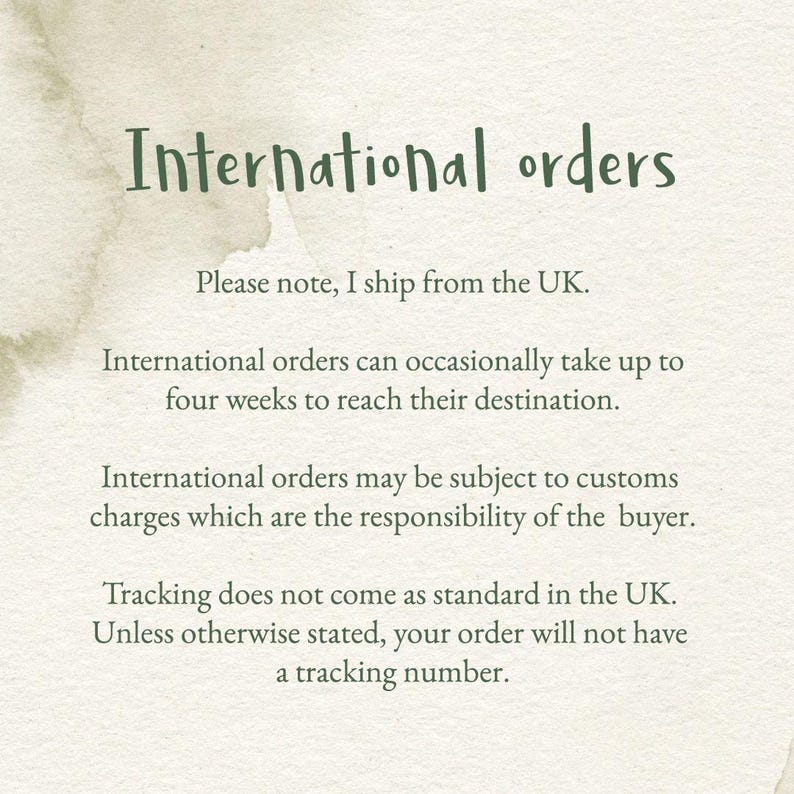 Puede incluir: Fondo color crema con el texto "International orders" en verde oscuro, con una fuente manuscrita. Texto adicional debajo proporciona informaci&oacute;n sobre env&iacute;os internacionales, incluidos posibles cargos de aduana y seguimiento.