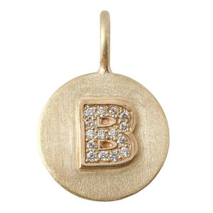 Dije de letra con pavé de diamantes: letra dorada en relieve sobre dije plano redondo dorado: regalo personalizado de lujo